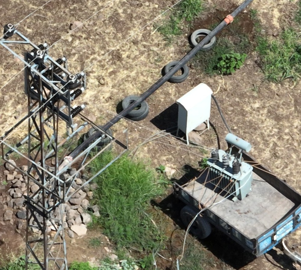 Şanlıurfa’da kaçak trafolar traktör römorkuna yüklendi, duvarlara saklandı