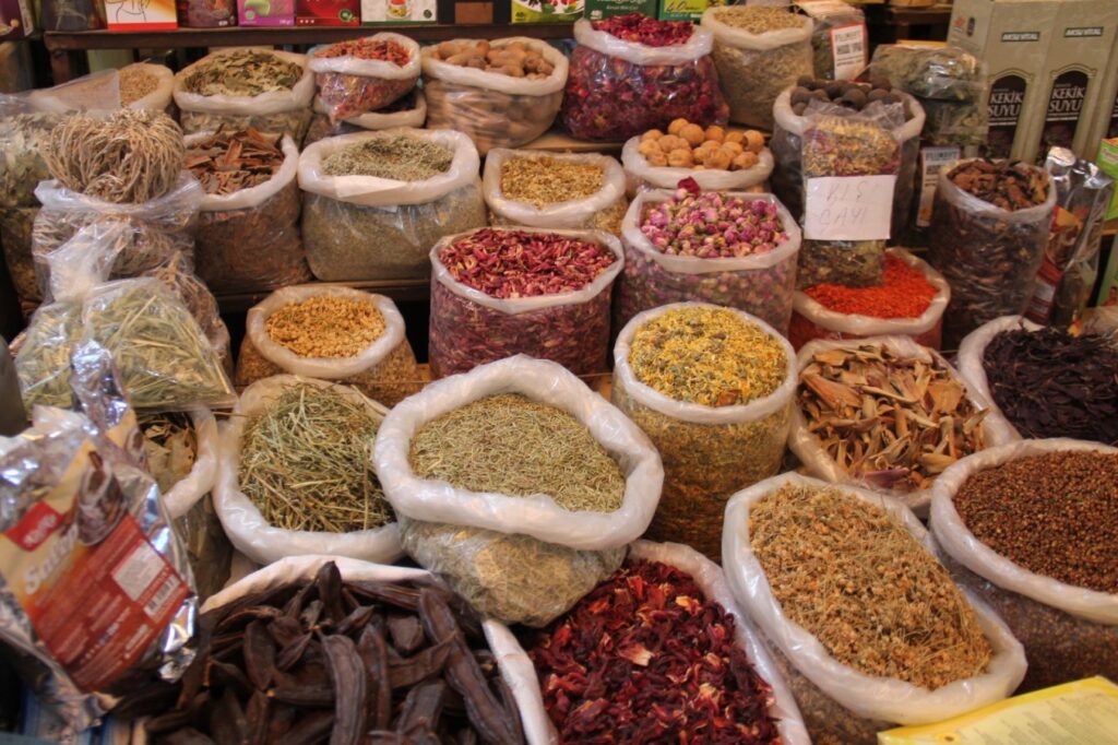 Nezle-Grip mevsimi yaklaşırken Şanlıurfa’daki aktarlar hareketleniyor