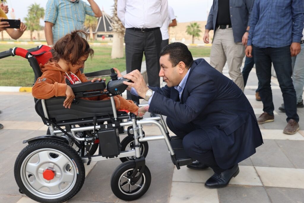 Harran Belediyesi, engelli çocuğu için akülü tekerlekli sandalye aldı