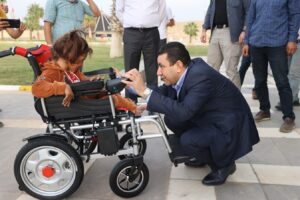 Harran Belediyesi, engelli çocuğu için akülü tekerlekli sandalye aldı