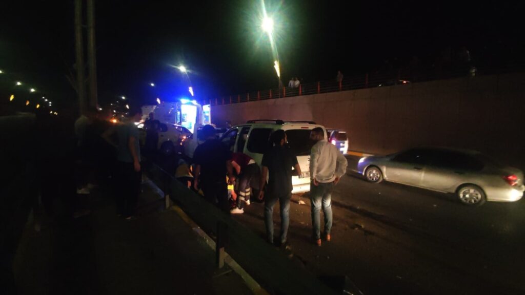 Şanlıurfa’da köprülü kavşakta 3 araç kaza yaptı, 3 kişi yaralandı