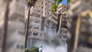 Şanlıurfa’da Ulakoğlu Apartmanı kontrollü bir şekilde yıkıldı