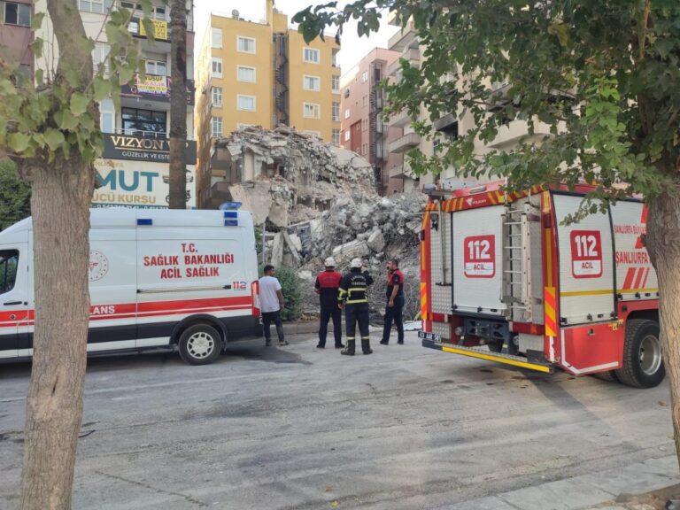 Haliliye’de yıkım sırasında iş makinesi devrildi, operatör yaralandı