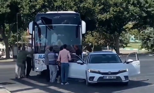 Şanlıurfa’da otobüs şoförü ile sürücü arasında yol verme kavgası