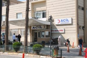 Şanlıurfa’da sağlıkta şiddet: Hasta yakınları güvenlik görevlisine satırla saldırdı