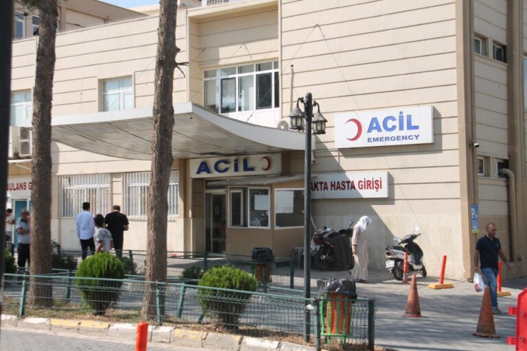 Şanlıurfa’da sağlıkta şiddet: Hasta yakınları güvenlik görevlisine satırla saldırdı
