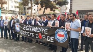 Akçakale’de öğretmene saldırıya tepki: “Öğretmene şiddetin olağanlaşması ürkütüyor”