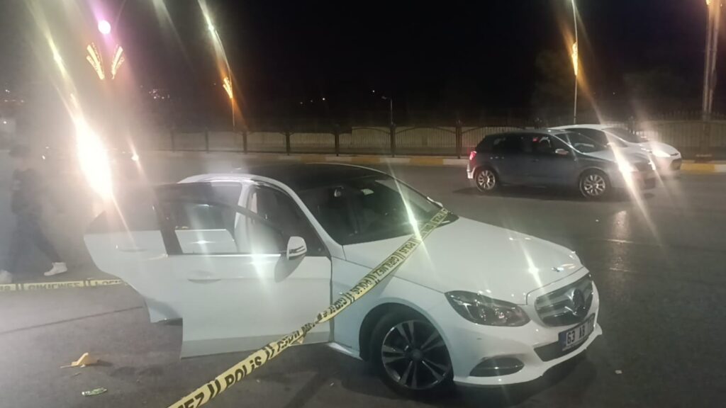 Şanlıurfalı sürücü araçta silahıyla oynarken kendini vurdu