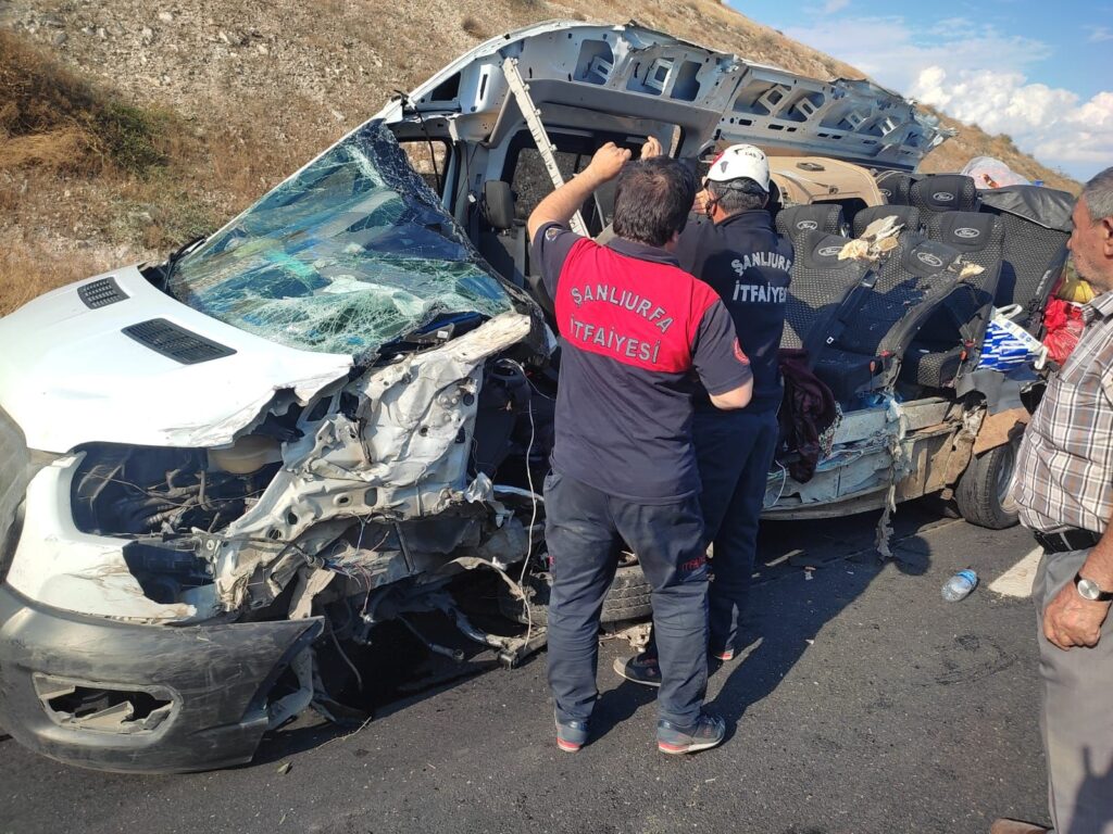 Gaziantep-Şanlıurfa otoyolunda minibüsle kamyon çarpıştı: 5 ölü, 5 yaralı
