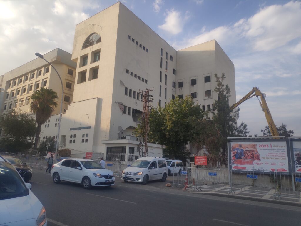 Şanlıurfa’da maliye binasının yıkımına başlandı