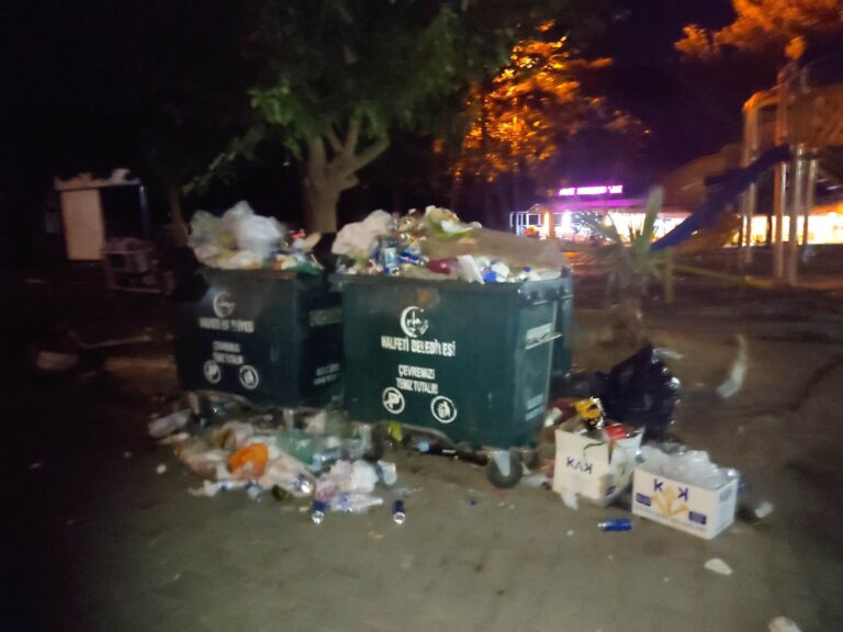 Halfeti’de çöp dağları oluştu