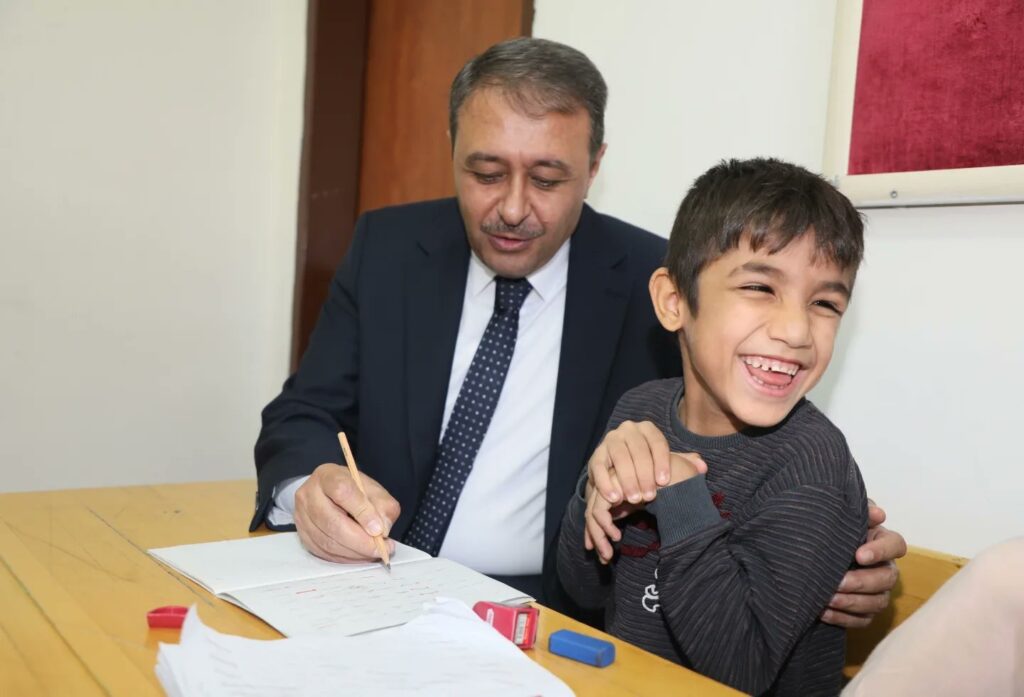 Şanlıurfa Valisi Şıldak, özel gereksinimli öğrencileri ziyaret etti