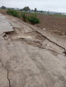 Birecik’te yol çöktü, araç çukura saplanıp kaldı