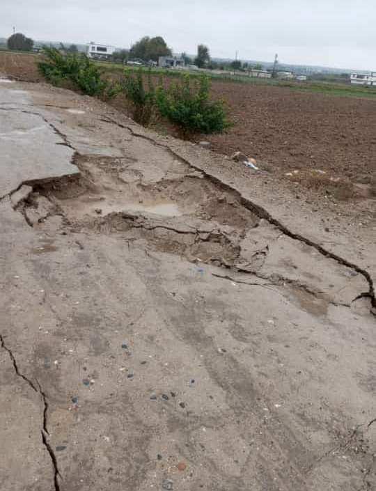 Birecik’te yol çöktü, araç çukura saplanıp kaldı