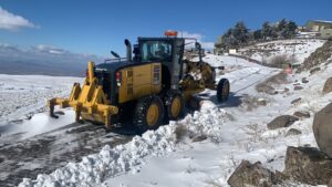 Siverek’te kar yağışı nedeniyle bazı yollar kapandı