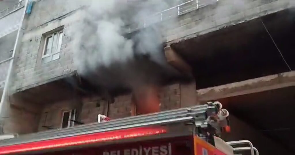 Eyyübiye’de evde çıkan yangın çevreye sıçramadan söndürüldü