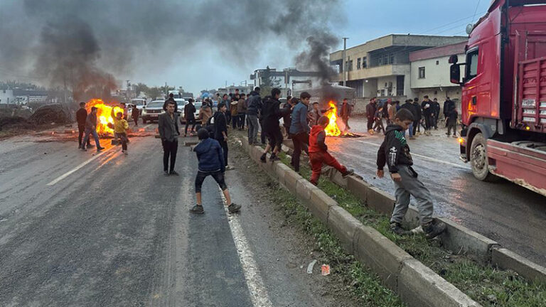 Akçakale’de mahalle sakinleri yol yapılması için eylem yaptı
