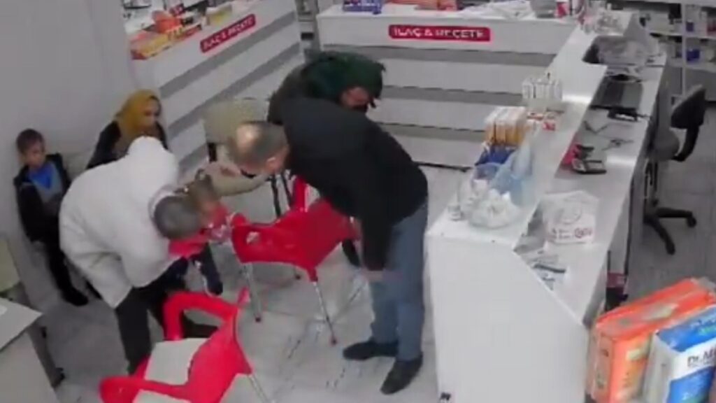 Bozova’da heimlich hamlesiyle boğazına şeker kaçan çocuk kurtarıldı