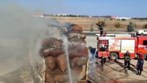 Şanlıurfa’da pamuk yüklü araç yandı