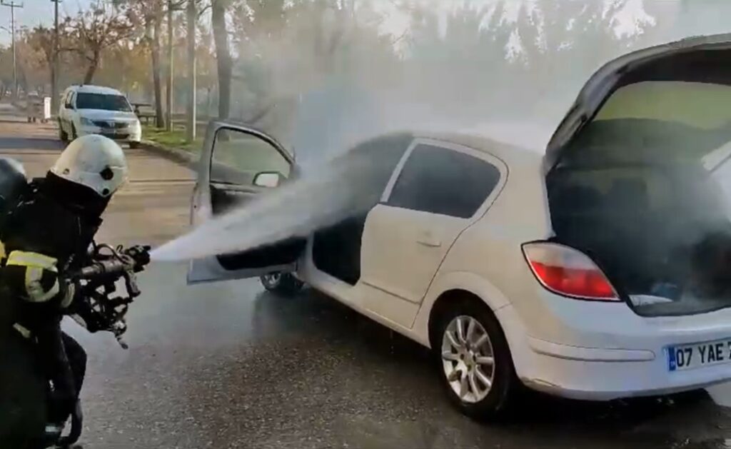 Şanlıurfa’da seyir halindeki otomobilde yangın çıktı