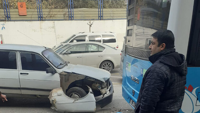 Şanlıurfa’da Toros yine kaza yaptı: Bu kez belediye otobüsüne çarptı