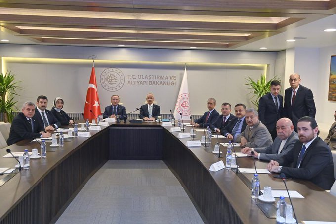 Ulaştırma Bakanı Uraloğlu, Şanlıurfalı vekillerle görüştü