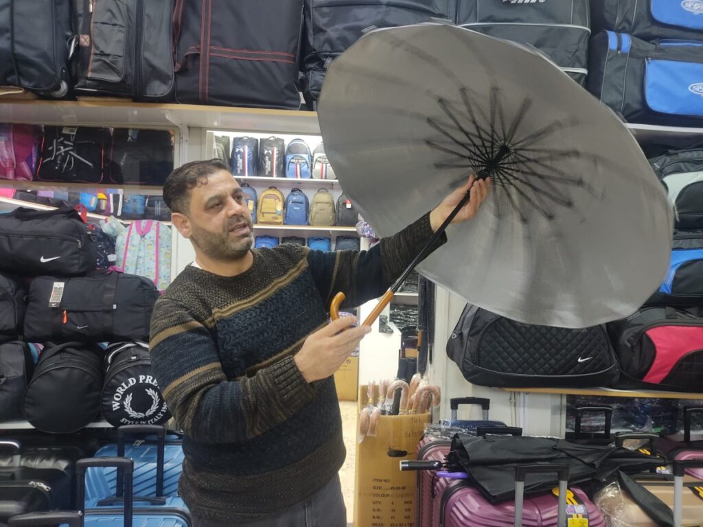 Şanlıurfa’da yağmurlu hava şemsiye satışlarını artırdı