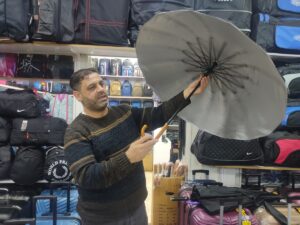 Şanlıurfa’da yağmurlu hava şemsiye satışlarını artırdı