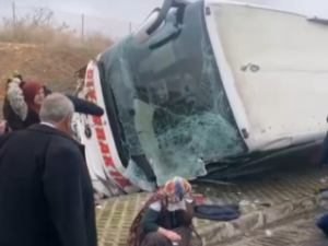 Şanlıurfa-Gaziantep otobanında yolcu otobüsü devrildi: 10 yaralı