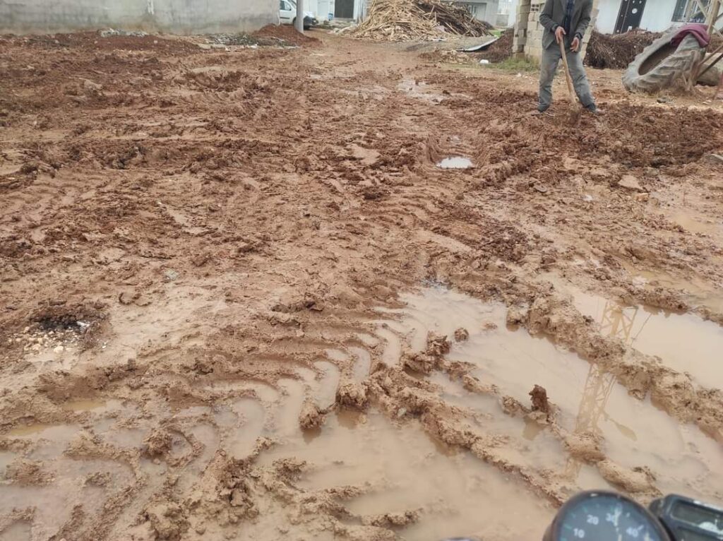 Suruç’ta mahalle sakinleri çamurdan dolayı evlerine girip çıkamıyor