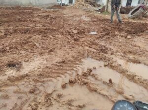 Suruç’ta mahalle sakinleri çamurdan dolayı evlerine girip çıkamıyor