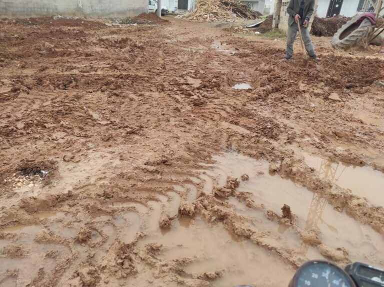 Suruç’ta mahalle sakinleri çamurdan dolayı evlerine girip çıkamıyor