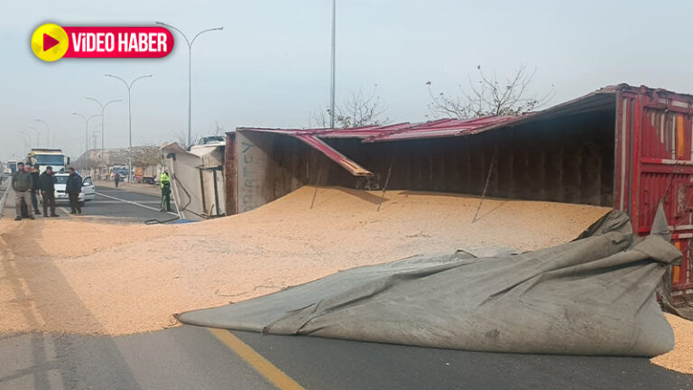 Karaköprü’de mısır yüklü tır devrildi, yol trafiğe kapandı