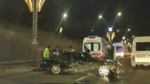 Şanlıurfa’da otomobil refüje çıktı, 2 kişi yaralandı