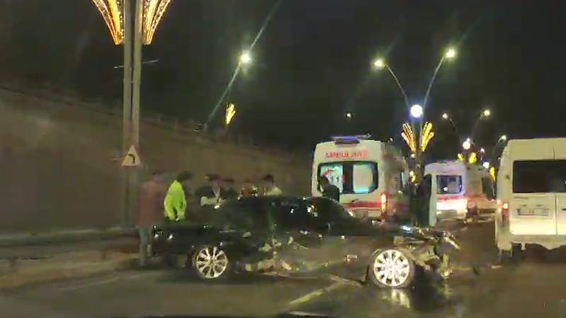 Şanlıurfa’da otomobil refüje çıktı, 2 kişi yaralandı