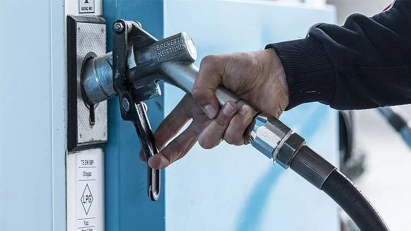 Akaryakıt fiyatlarına bir kez daha zam geldi