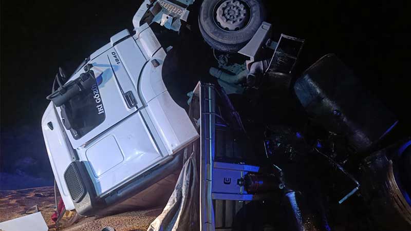 Şanlıurfa’da tırların çarpışması sonucu 2 ölü, 1 yaralı