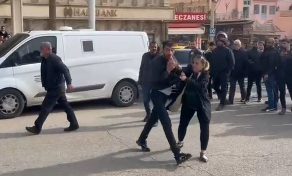 Şanlıurfa’da elinde satırla gezen kadın korkuya neden oldu