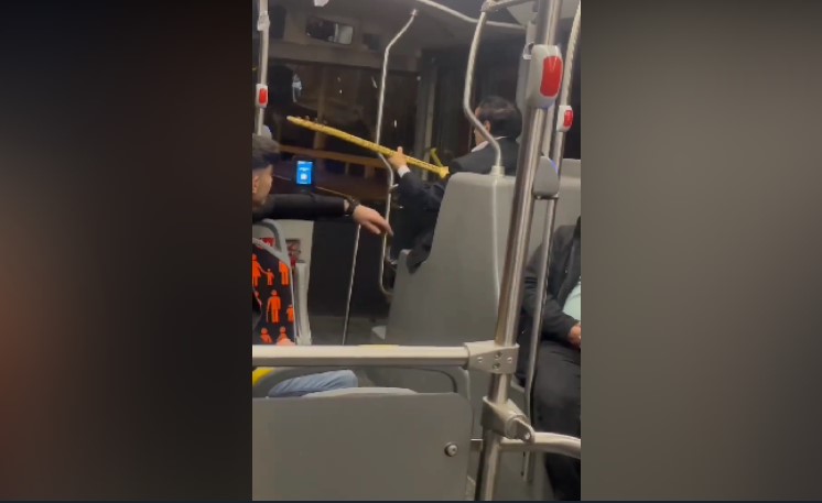 Şanlıurfa’da şehir içi otobüsünde mini konser