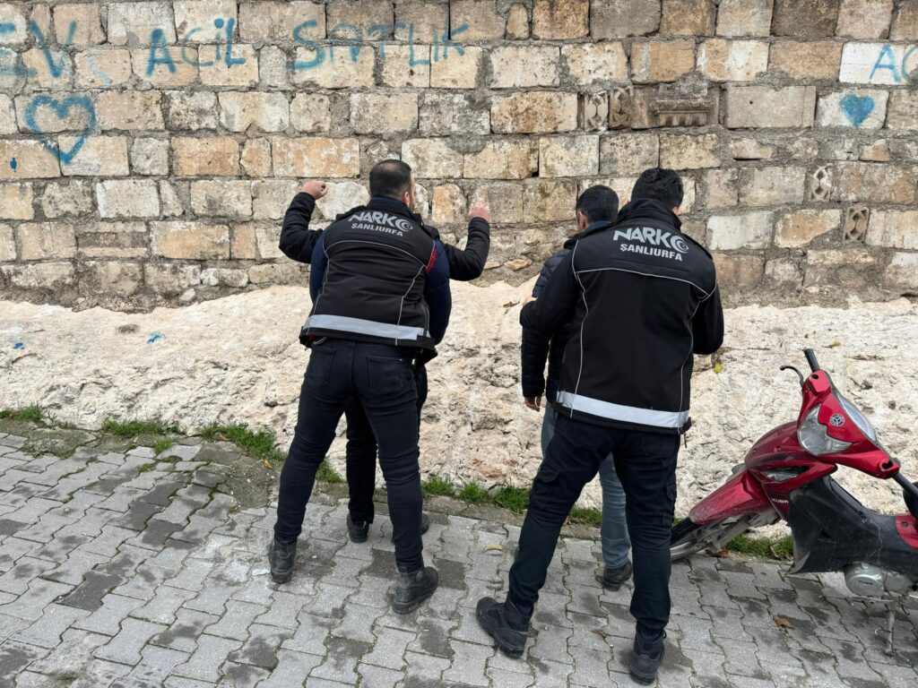 Şanlıurfa’da narkotik operasyonu: 2 aranan şahıs yakalandı, 3 kişiye adli işlem yapıldı