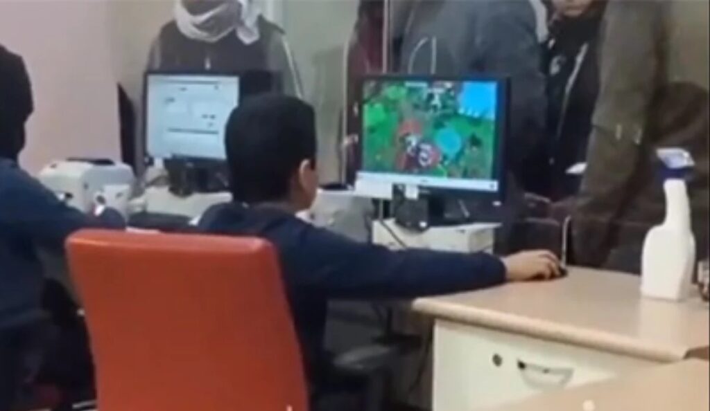 Şanlıurfa’da hastanede skandal görüntü! Çocuk bilgisayarda oyun oynarken hastalar kuyrukta bekledi