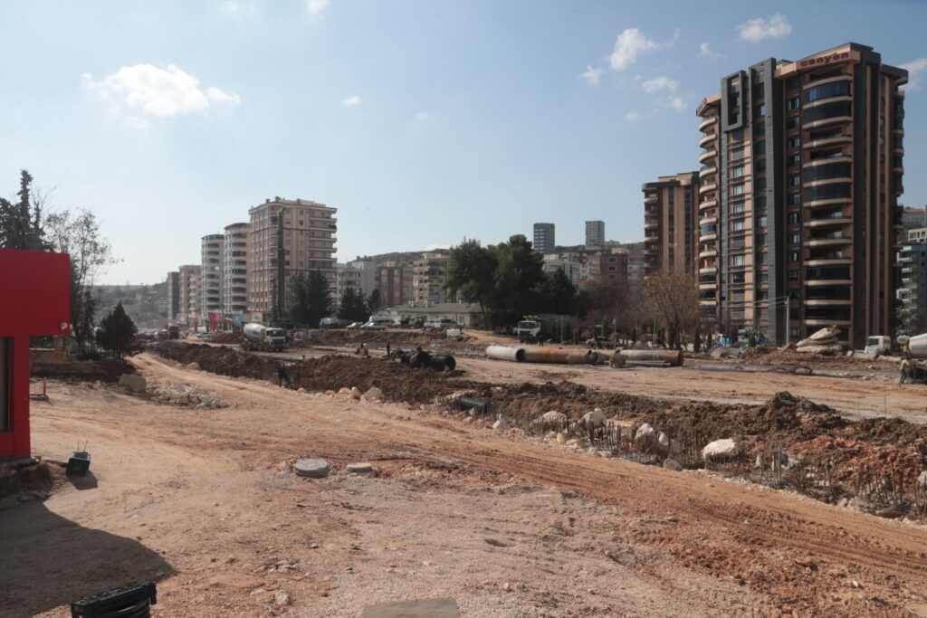 Zeynel Abidin Beyazgül yapımı devam eden Balıkayağı kavşağını ziyaret etti