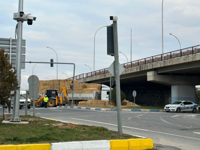 Eyyübiye’de saman yüklü tır üst geçide takıldı
