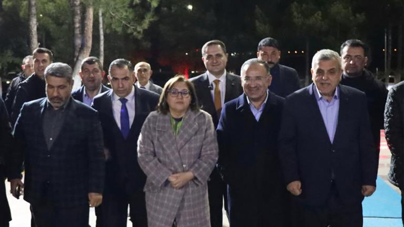 Bekir Bozdağ Şanlıurfa’dan Ankara’ya döndü, Uğurlayanlar arasında sürpriz isim!