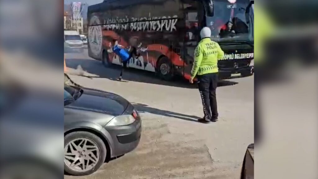 Karaköprü Belediyespor otobüsü taraftar saldırısına uğradı