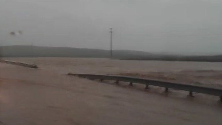 Şanlıurfa Viranşehir karayolu göle döndü!