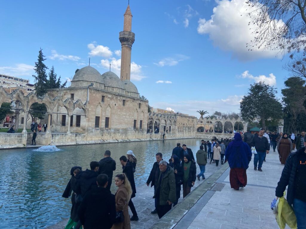 Şanlıurfalılar Balıklıgöl’de güneşli havanın keyfini çıkardı