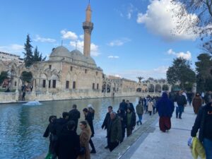 Şanlıurfalılar Balıklıgöl’de güneşli havanın keyfini çıkardı