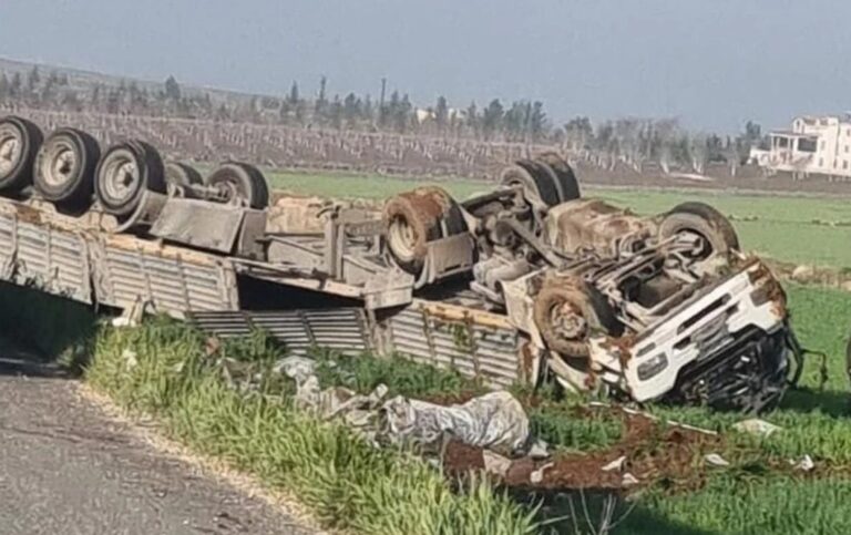 Şanlıurfa’da tır devrildi, sürücü yaralandı!