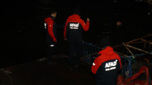 Siverek’te sel alarmı! Araç sel sularında kayboldu, 5 kişi kurtarıldı!